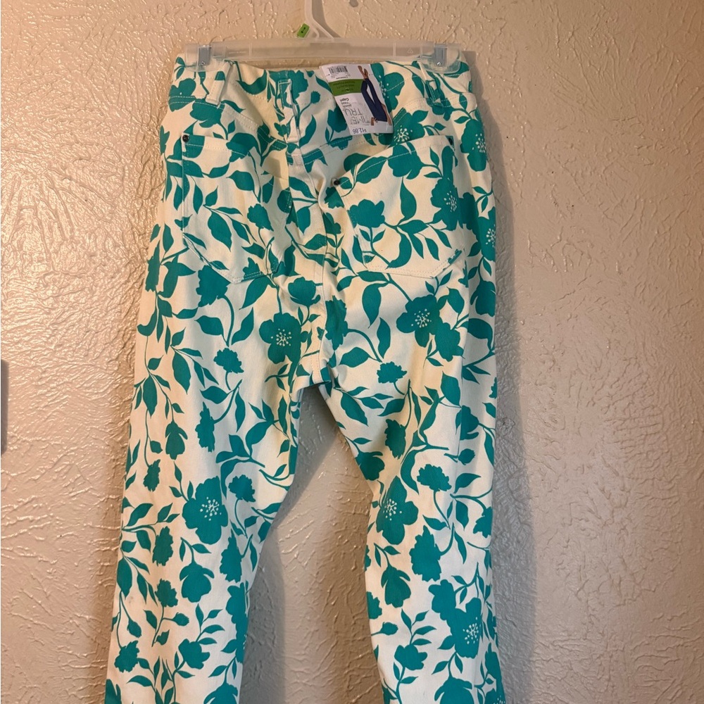 NWT Time and Tru floral teal and White capri jeggings